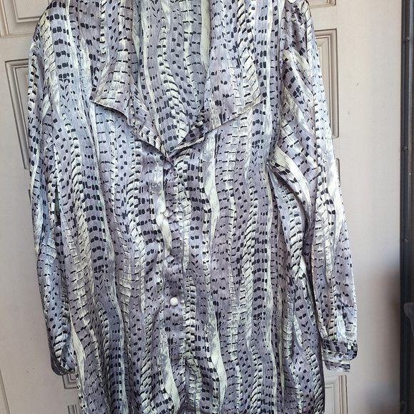 Satiny Plus Sz2X Blouse Lavender/Gray Print Long Sleves Wide Collar/Cuffs - Picture 2 of 10